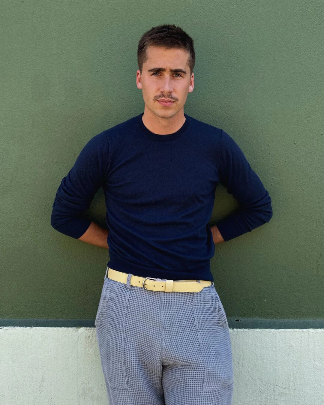 vemos un chico joven con un cinturon amarillo de la nueva campaña de verano 2025