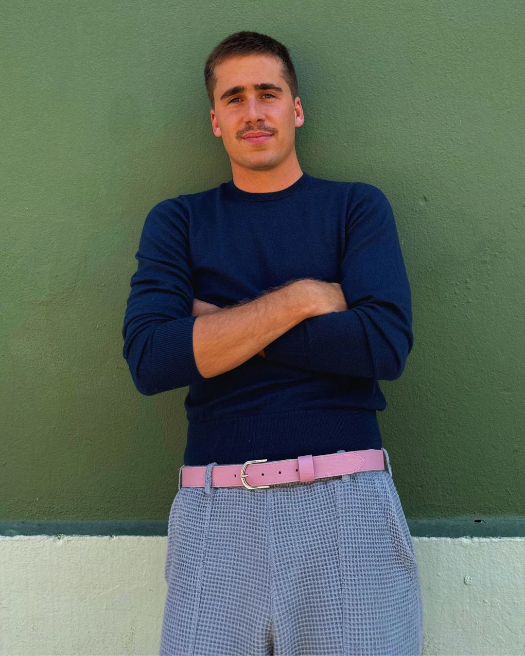 Aqui vemos al famoso youtuber "Peputter" con un cinturon rosa de balteus , parece ser la nueva campaña de verano 2025