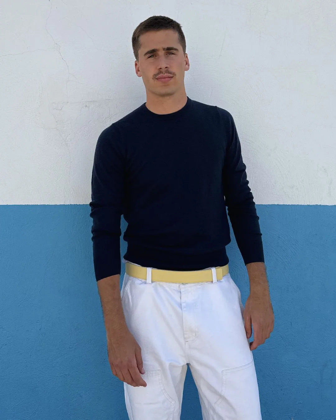 un chico joven con un cinturón amarillo de la marca balteus de la nueva campaña de verano 2025