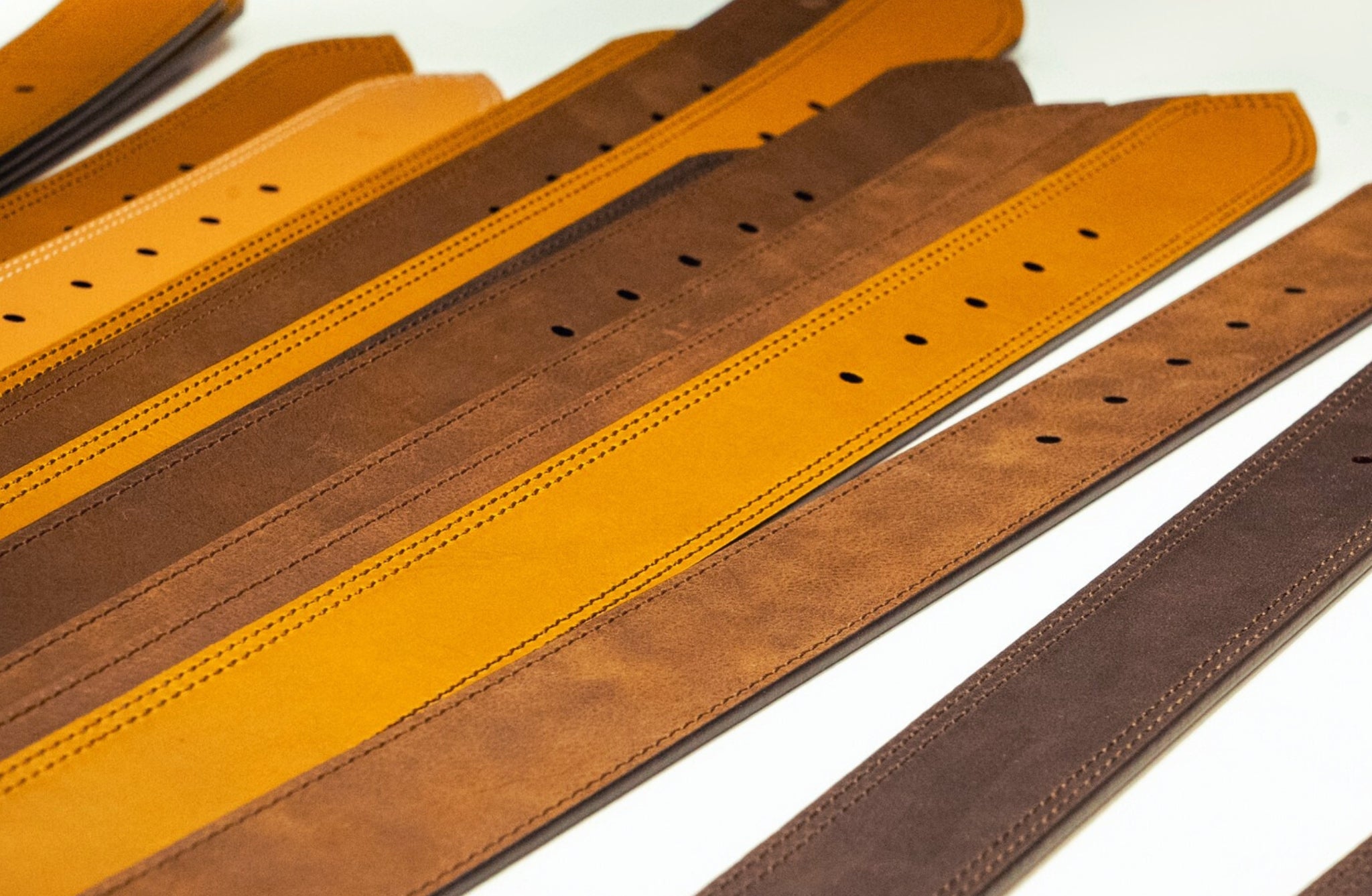 varios cinturones de cuero de balteus