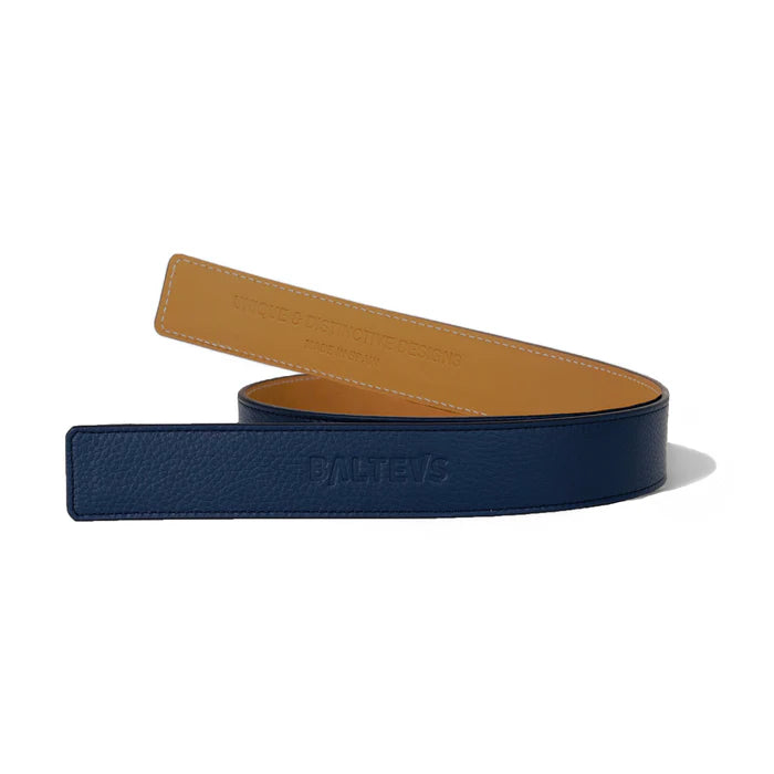 En la foto aparece un cinturon enrollado, con cuero de color azul tejano en la parte frontal y el sello de Balteus. En la parte trasera se usa cuero de color marrón. Se trata de un cinturón de velcro Balteus.