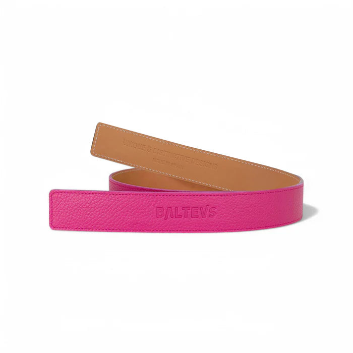 En la foto aparece un cinturon enrollado, con cuero de color rosa iconico en la parte frontal y el sello de Balteus. En la parte trasera se usa cuero de color marrón. Se trata de un cinturón de velcro Balteus.