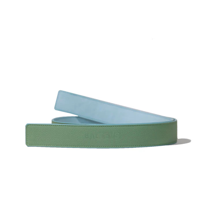 En la foto aparece un cinturon enrollado, con cuero de color verde kiwi en la parte frontal y el sello de Balteus. En la parte trasera se usa cuero de color azul cielo. Se trata de un cinturón de velcro Balteus.