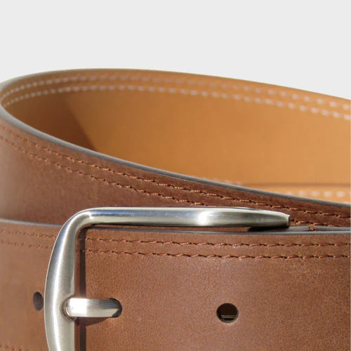 Se aprecia una foto ampliada a los detalles del cinturon clásico de cuero de bufalo de Balteus. Se ven claramente los detalles del despunte, la hebilla y los ojetes del cinturon.