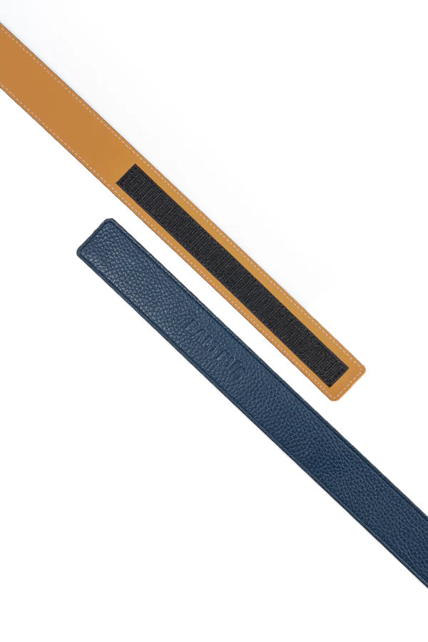 En la foto aparecen dos tiras de cinturón, una de color azul jeans con el sello balteus y otra marrón con velcro. Se hace referencia al cinturón Balteus con cierre de velcro.