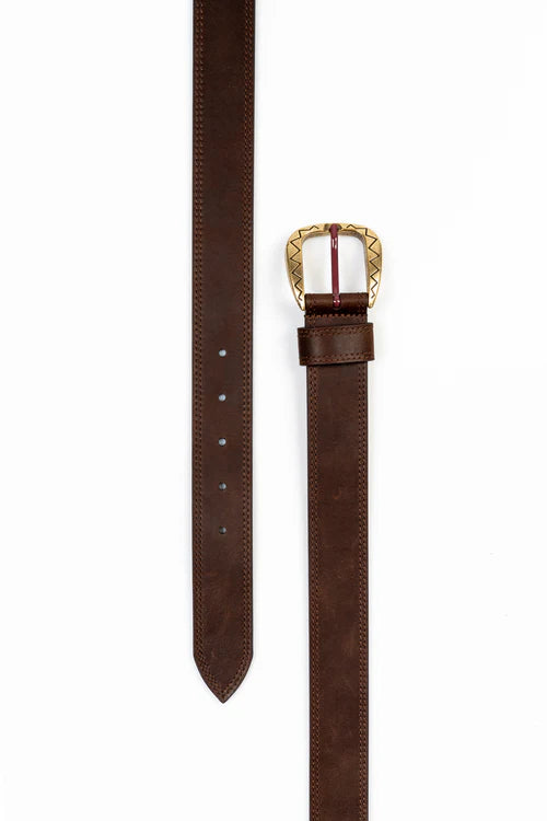 En la foto aparecen dos tiras de cinturón de cuero de bufalo, ambas de color marron. Una acabada en punta y la otra con la hebilla dorada. Se hace referencia al cinturón serpiente Balteus de cuero de bufalo.