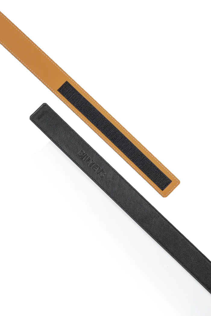 En la foto aparecen dos tiras de cinturón, una de color negro con el sello balteus y otra marrón con velcro. Se hace referencia al cinturón Balteus con cierre de velcro.