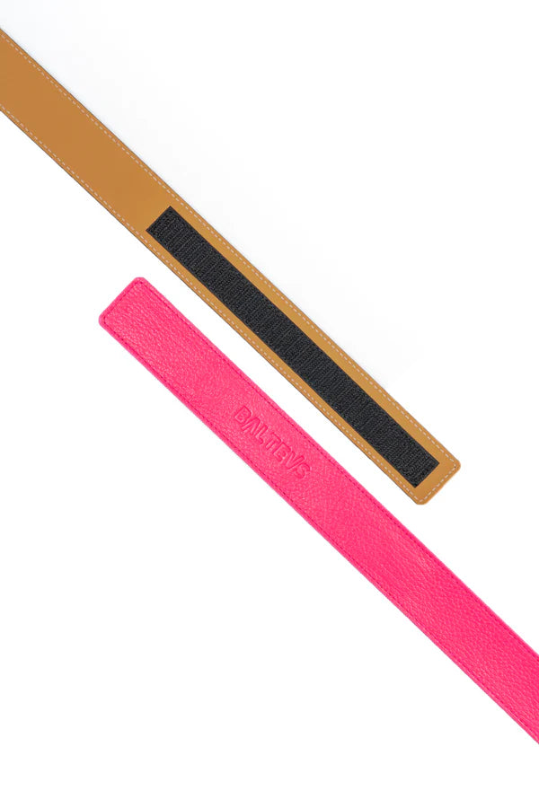 En la foto aparecen dos tiras de cinturón, una de color rosa con el sello balteus y otra marrón con velcro. Se hace referencia al cinturón Balteus con cierre de velcro.