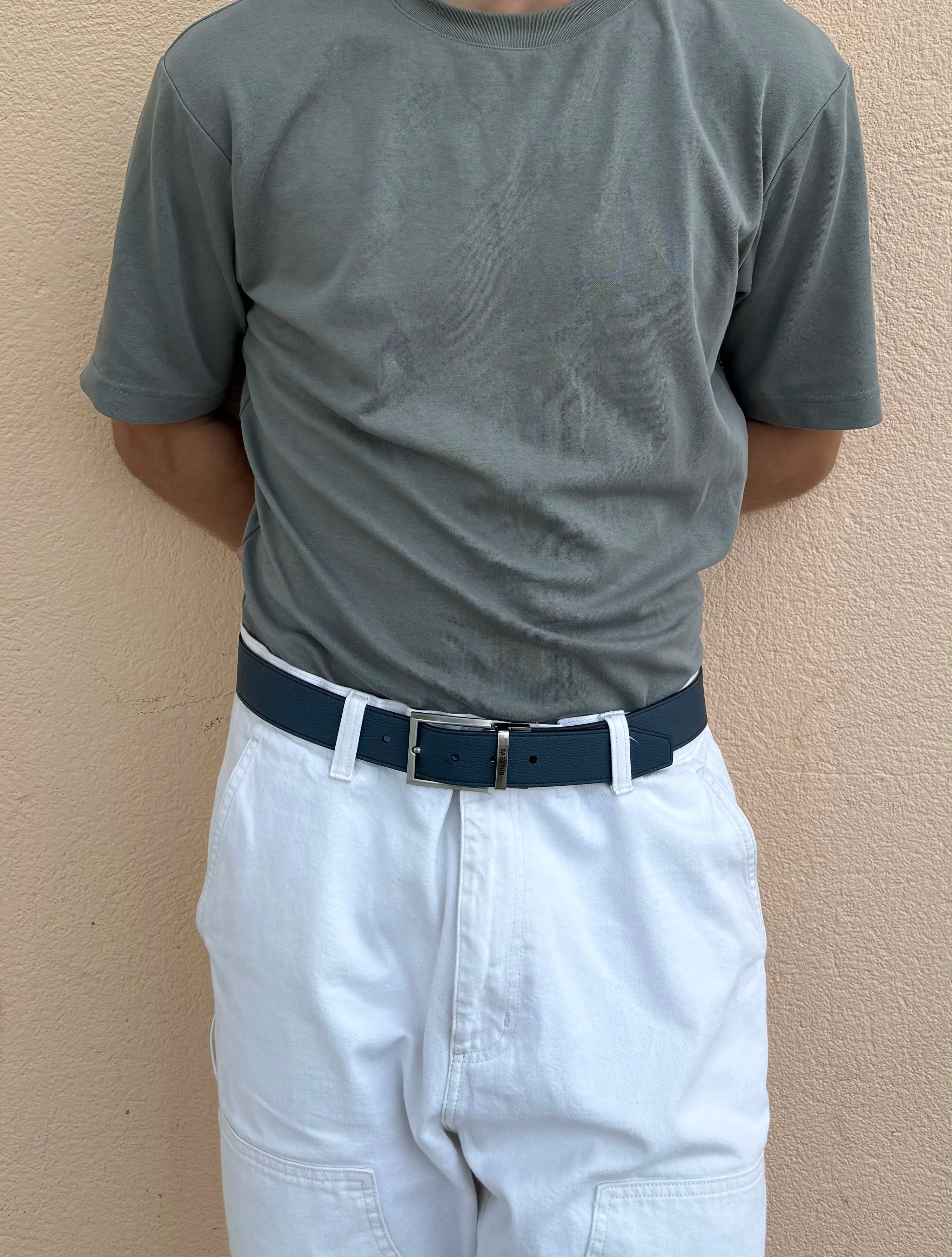 Un chico joven con cinturón reversible de balteus reversible que puede ser tanto color marrón como color azul, en este caso marron

