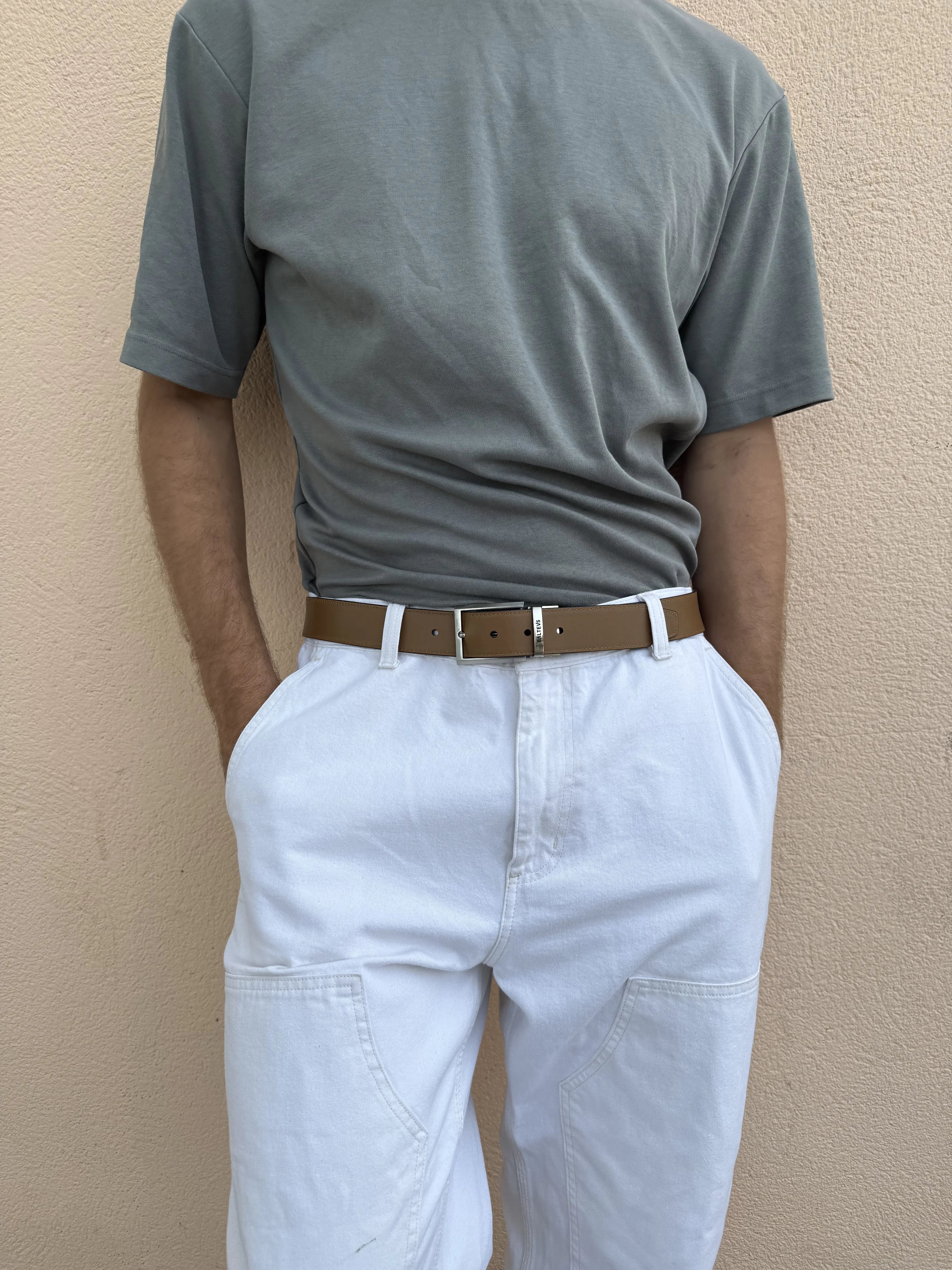 Un chico joven con cinturón reversible de balteus reversible que puede ser tanto color marrón como color azul, en este caso marron
