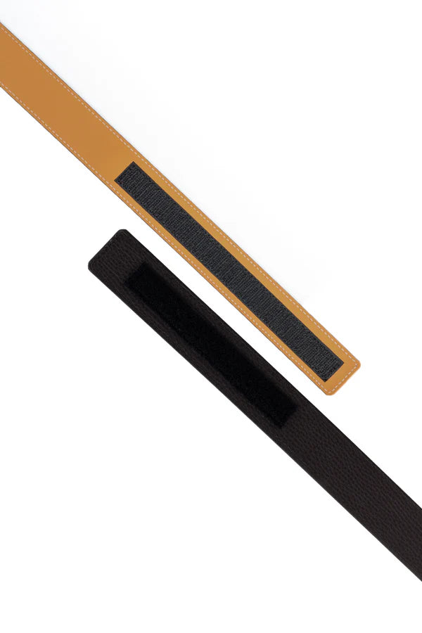En la foto aparecen dos tiras de cinturón, una de color marron chocolate con el sello balteus y otra marrón con velcro. Se hace referencia al cinturón Balteus con cierre de velcro.