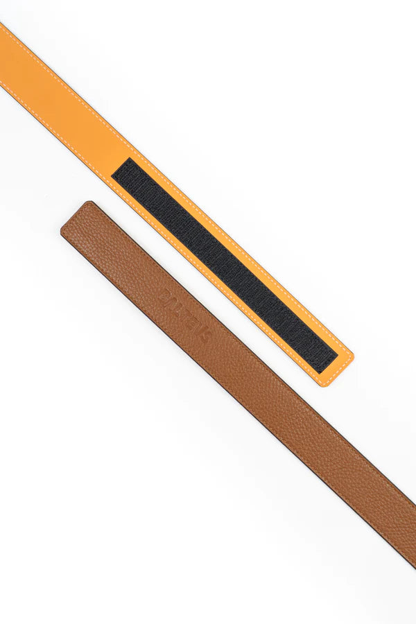 En la foto aparecen dos tiras de cinturón, una de color marron kodiak con el sello balteus y otra marrón claro con velcro. Se hace referencia al cinturón Balteus con cierre de velcro.